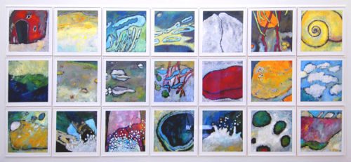 Wandinstallation aus 21 quadratischen Bildern in drei Reihen mit abstrakten Motiven wie Schnecke, Wolken und Steinformen