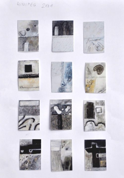 Blatt mit zwölf kleinen grau-weissen Arbeiten in drei Reihen, handschriftlich beschriftet «Winipeg 2011»