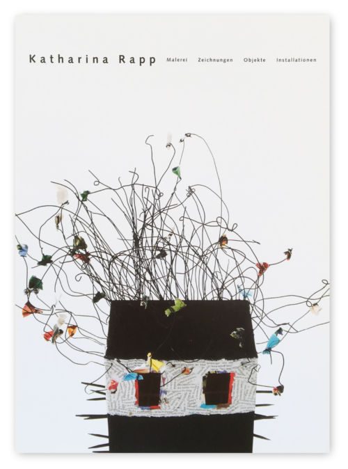 Buchcover «Katharina Rapp – Malerei, Zeichnungen, Objekte, Installationen» mit einem schwarz-weissen Hausobjekt, aus dessen Dach Drähte mit bunten Fundstücken wachsen
