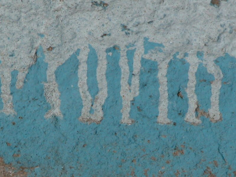Verwitterte helle Farbe zieht sich in fingerartigen Bahnen über eine türkisblaue Wand, Nahaufnahme, Fotografie aus der Serie «Alltägliche Fundstücke I»