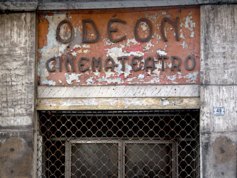Verblasste Fassadeninschrift «Odeon Cinemateatro» über einem vergitterten Eingang, Fotografie aus der Serie «Alltägliche Fundstücke I»