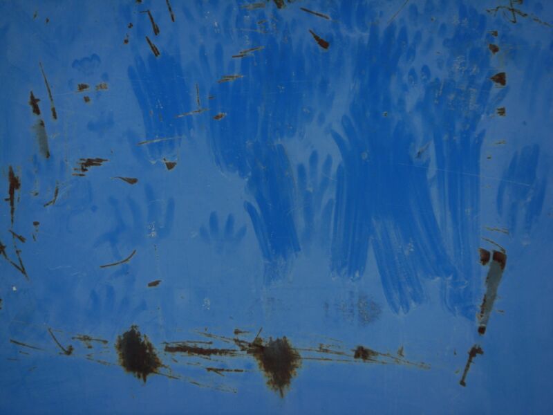 Blaue Metallfläche mit dunkleren Pinselspuren, Handabdrücken und Rostflecken, Fotografie aus der Serie «Alltägliche Fundstücke II»
