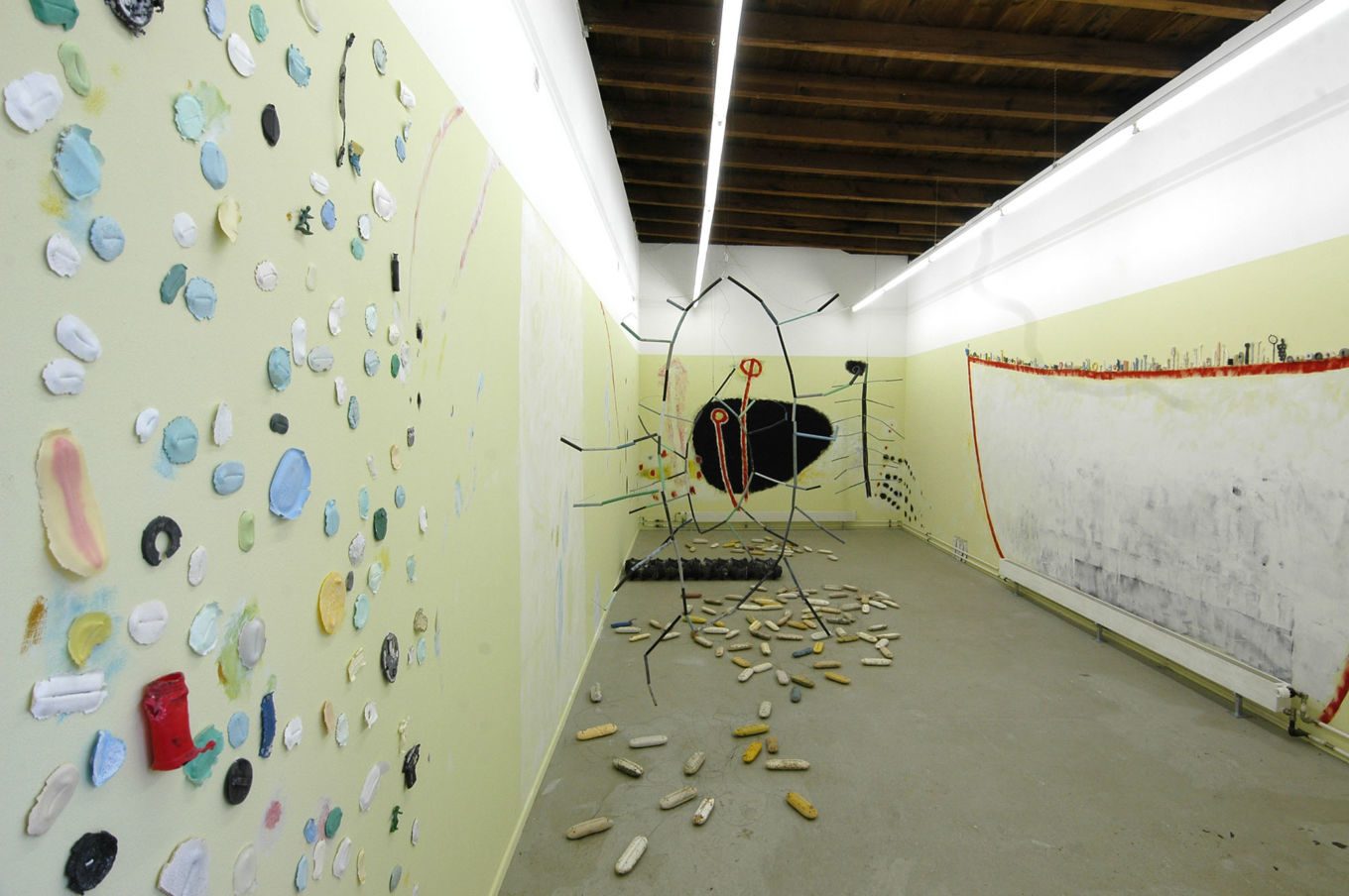 Ausstellungsansicht: Es ist was passiert, Oxyd Nr. 16, Doppelausstellung mit Eugen Frei, 2005: Installation Waimanalo, Strandgut Hawaii, Wandmalerei, Katharina Rapp