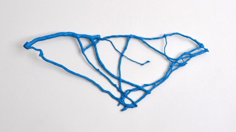 Blau, 2014, Efeuwurzel, Acryl, 40 x 100 x 6 cm, Werk aus der Serie «Efeu»