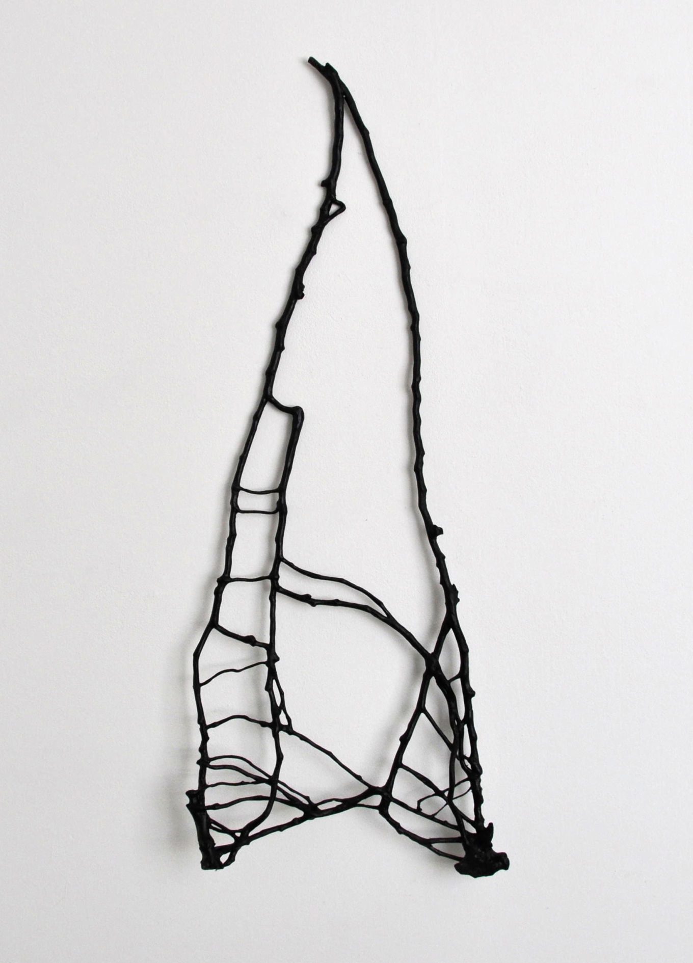 Schwarz, 2014, Efeuwurzel, Acryl, 126 x 50 x 6 cm, Werk aus der Serie «Efeu»