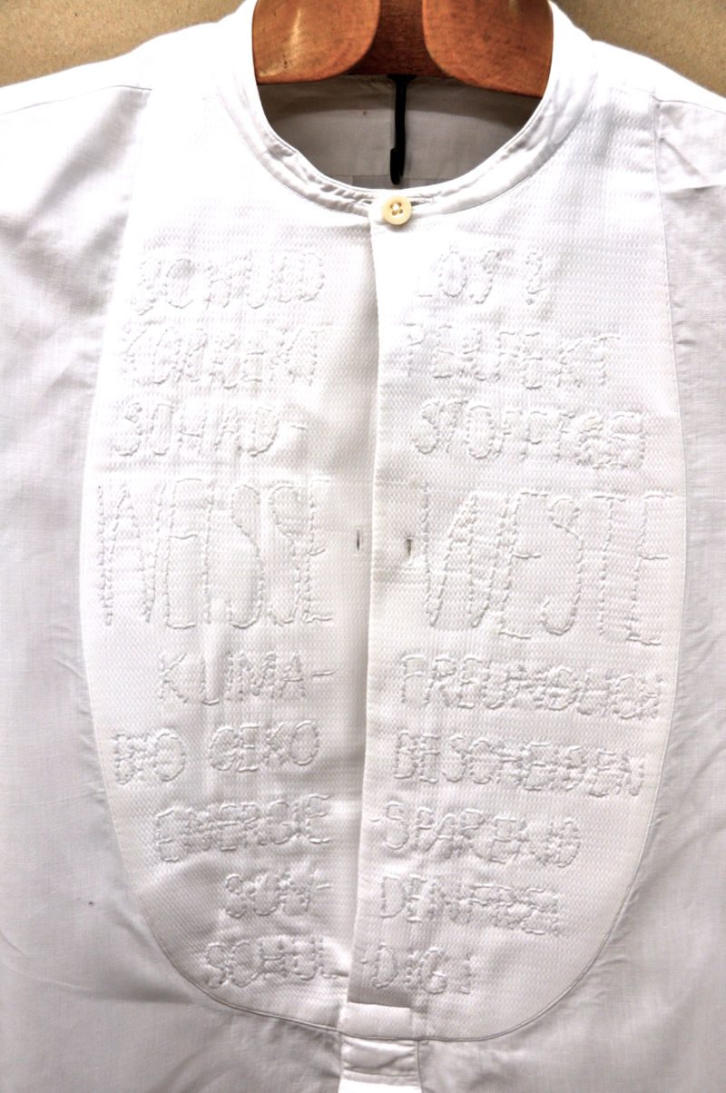 Wer hat eine weisse Weste?, 2011, Altes Männerhemd mit gestärkter Hemdenbrust, Stickgarn, Objekt aus der Serie «Frauen I»