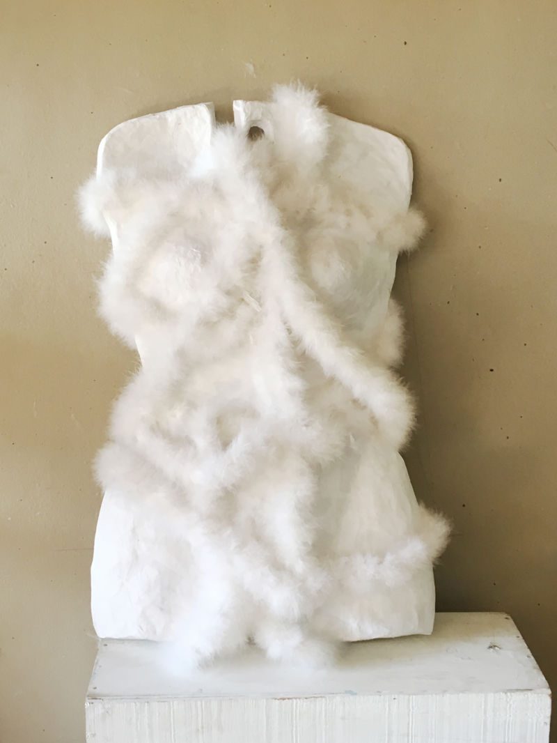 Weisse Frau, 2013, Plastikform, Papier, Leim, Federboa, Objekt aus der Serie «Frauen I»