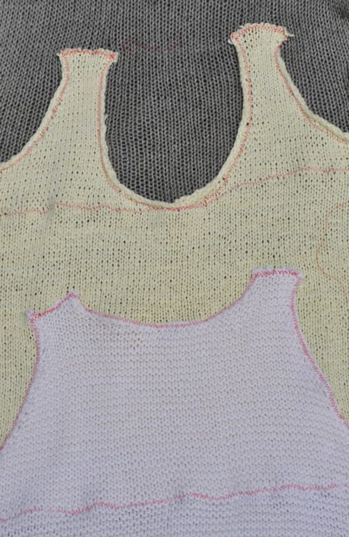 Die letzten Hemden, 2014, Selbstgestrickte Tops, zerschnitten und neu zusammengesetzt, ca. 180 x 200 cm, Objekt aus der Serie «Frauen I»