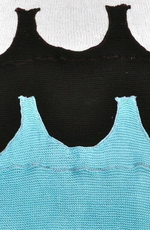 Die letzten Hemden, 2014, Selbstgestrickte Tops, zerschnitten und neu zusammengesetzt, ca. 180 x 200 cm, Objekt aus der Serie «Frauen I»