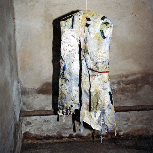 Hülle, 1996, Papiermaché, Stoffreste, Pflanzenteile, Objekt aus der Serie «Frauen II»