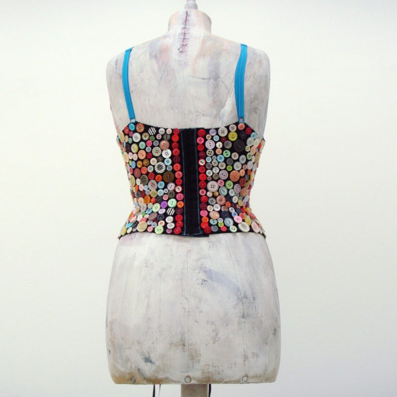 Brustpanzer, 2008, Schneiderpuppe, Mieder, Knöpfe, Objekt aus der Serie «Frauen II»