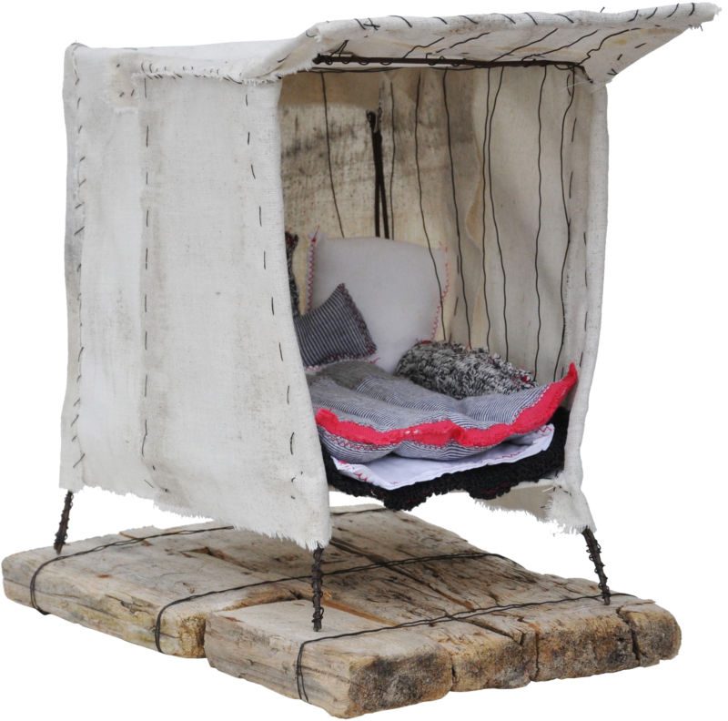 Shelter, 2016, Draht, Stoff, Schwemmholz, ca. 30 x 20 x 40 cm, Objekt aus der Serie «Häuser I»