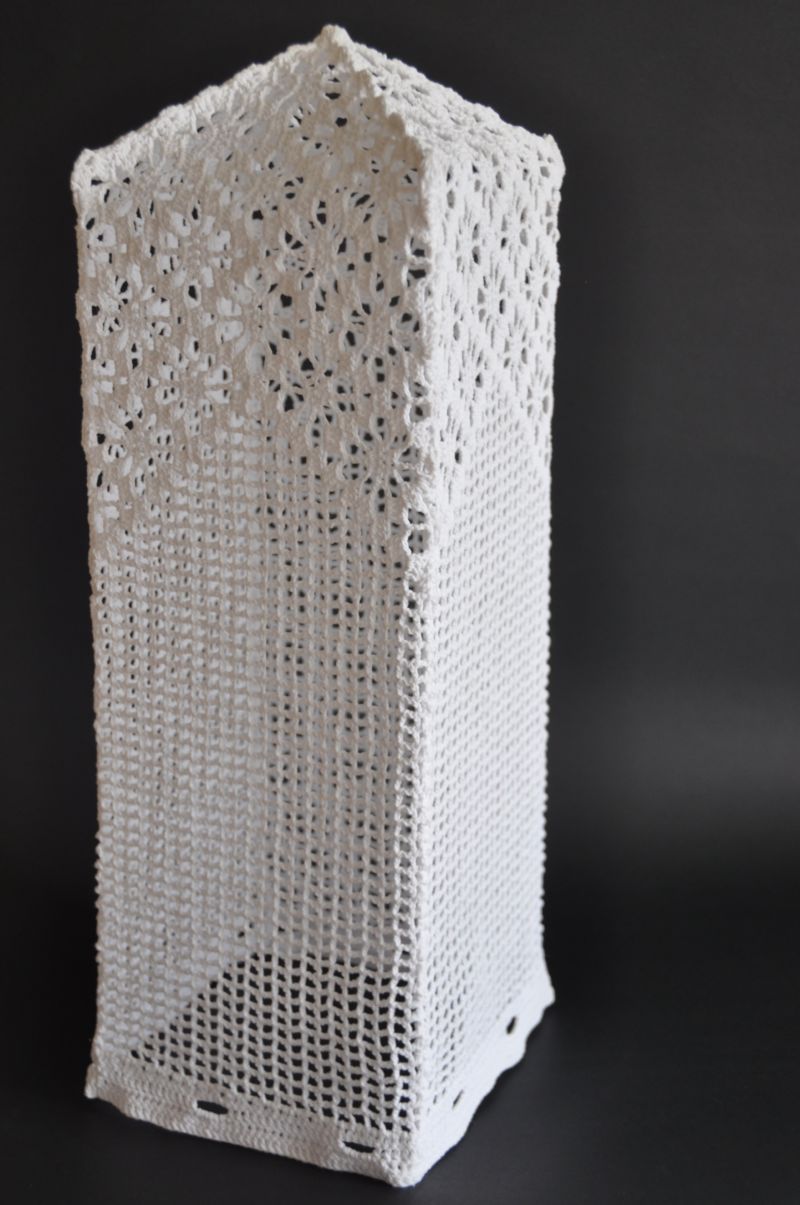 Hochhaus, 2010, Häkelvorhang versteift, 43 x 15 x 15 cm, Objekt aus der Serie «Häuser III»