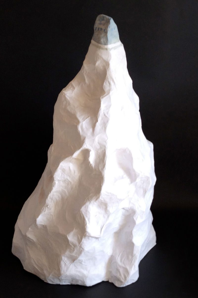 Nah am Himmel, 2012, Hasendraht, Papier, Leim, ca. 50 x 30 cm, Objekt aus der Serie «Häuser III»