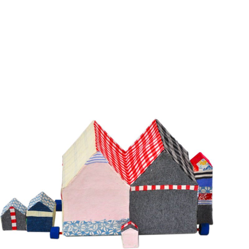 Patchworkfamilie, 2011, Karton, Stoff, Leim, Holz, ca. 22 x 50 x 20 cm, Objekt aus der Serie «Häuser III»
