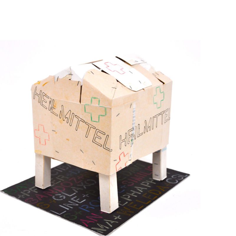 Schweinegrippe, 2009, Medikamentenschachteln, Klammer, Karton, Farbstift, Holzschwein, ca. 22 x 18 x 15 cm (ohne Schwein), Objekt aus der Serie «Häuser III»