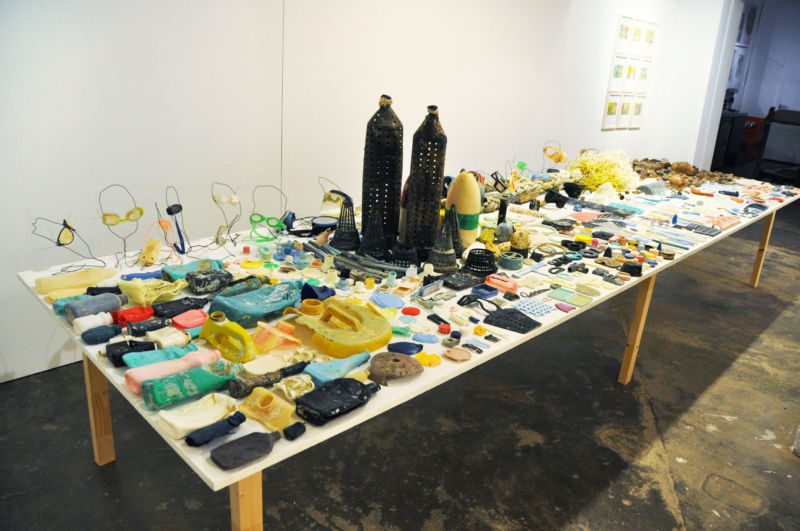 Strandgut Hawaii, Tisch Oxyd, 2010, Werk aus der Serie «Strandgut I»