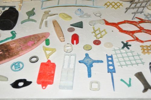 Strandgut Hawaii, Tisch Oxyd, 2010, Werk aus der Serie «Strandgut I»