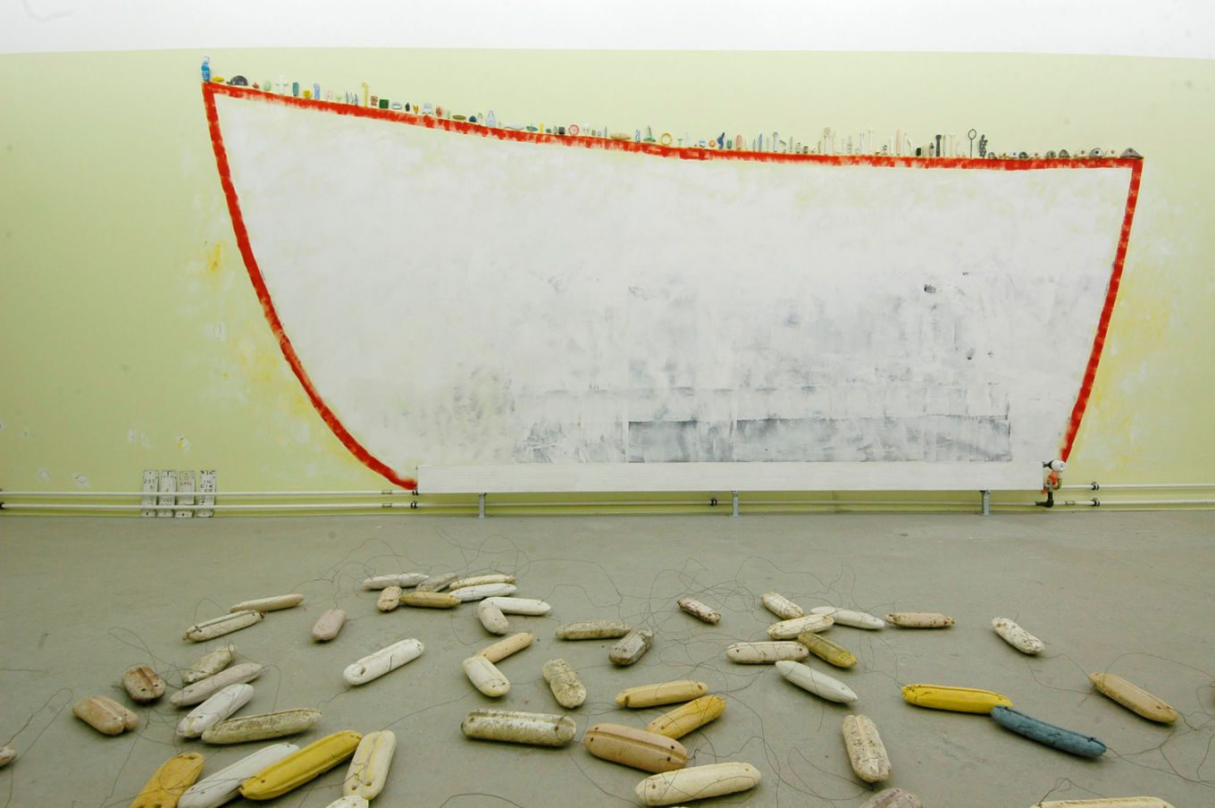 Waimanalo (Oxyd Winterthur), 2005, Wandmalerei, Plastikstrandgut aus Hawaii, Draht, Werk aus der Serie «Strandgut II»