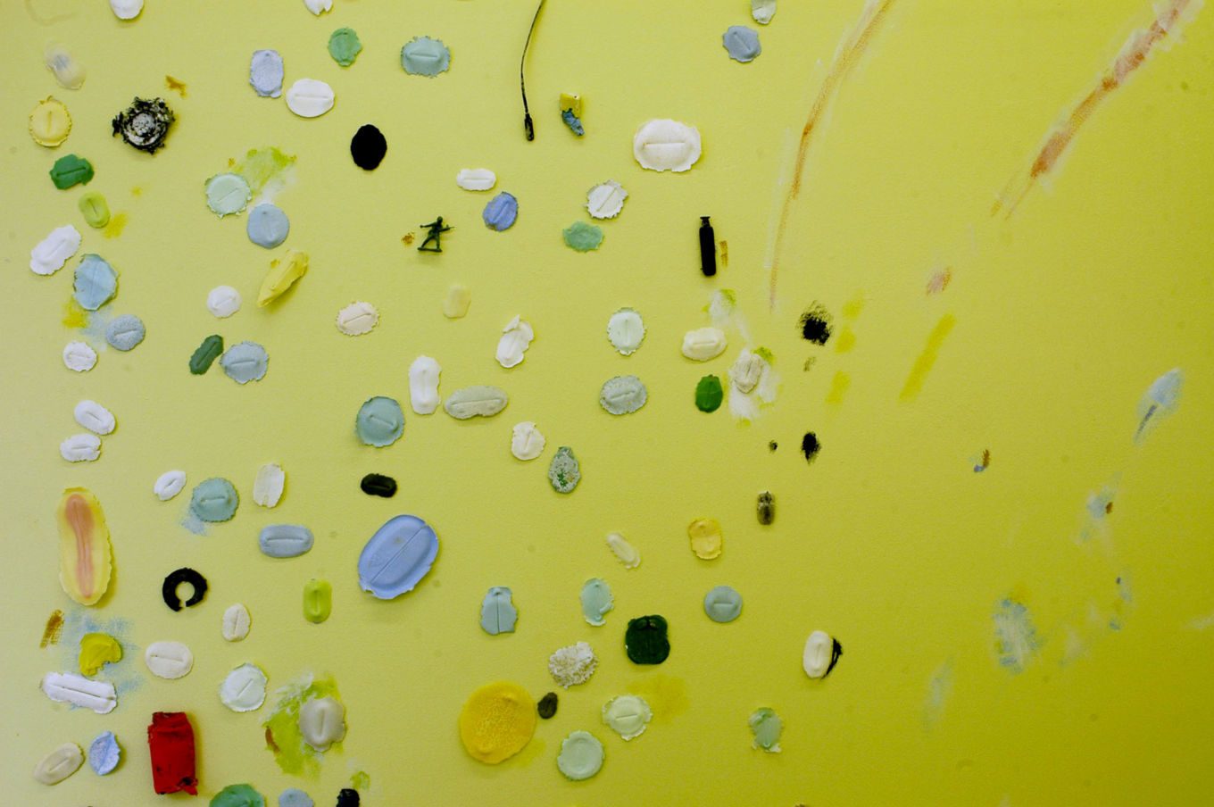 Waimanalo (Oxyd Winterthur), 2005, Wandmalerei, Plastikstrandgut aus Hawaii, Draht, Werk aus der Serie «Strandgut II»