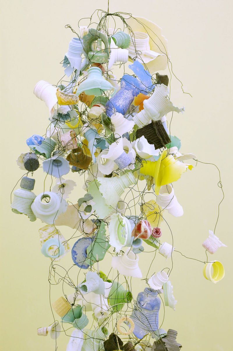 Waimanalo (Oxyd Winterthur), 2005, Wandmalerei, Plastikstrandgut aus Hawaii, Draht, Werk aus der Serie «Strandgut II»