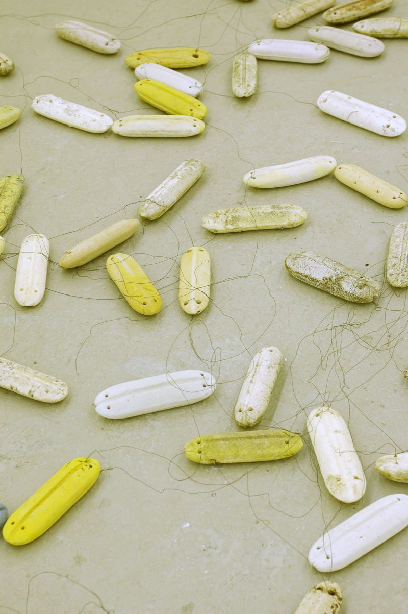 Waimanalo (Oxyd Winterthur), 2005, Wandmalerei, Plastikstrandgut aus Hawaii, Draht, Werk aus der Serie «Strandgut II»