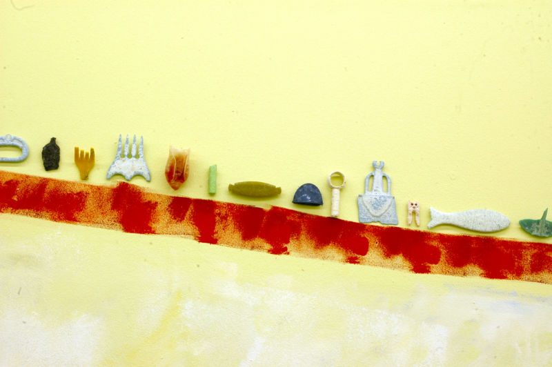 Waimanalo (Oxyd Winterthur), 2005, Wandmalerei, Plastikstrandgut aus Hawaii, Draht, Werk aus der Serie «Strandgut II»