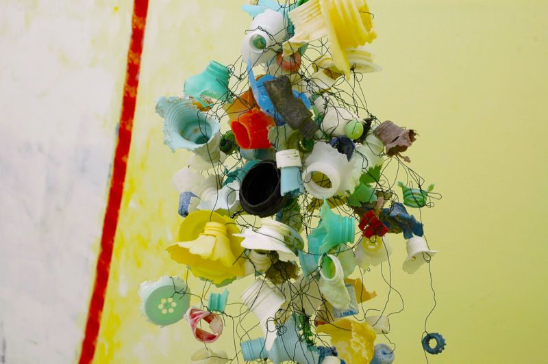Waimanalo (Oxyd Winterthur), 2005, Wandmalerei, Plastikstrandgut aus Hawaii, Draht, Werk aus der Serie «Strandgut II»