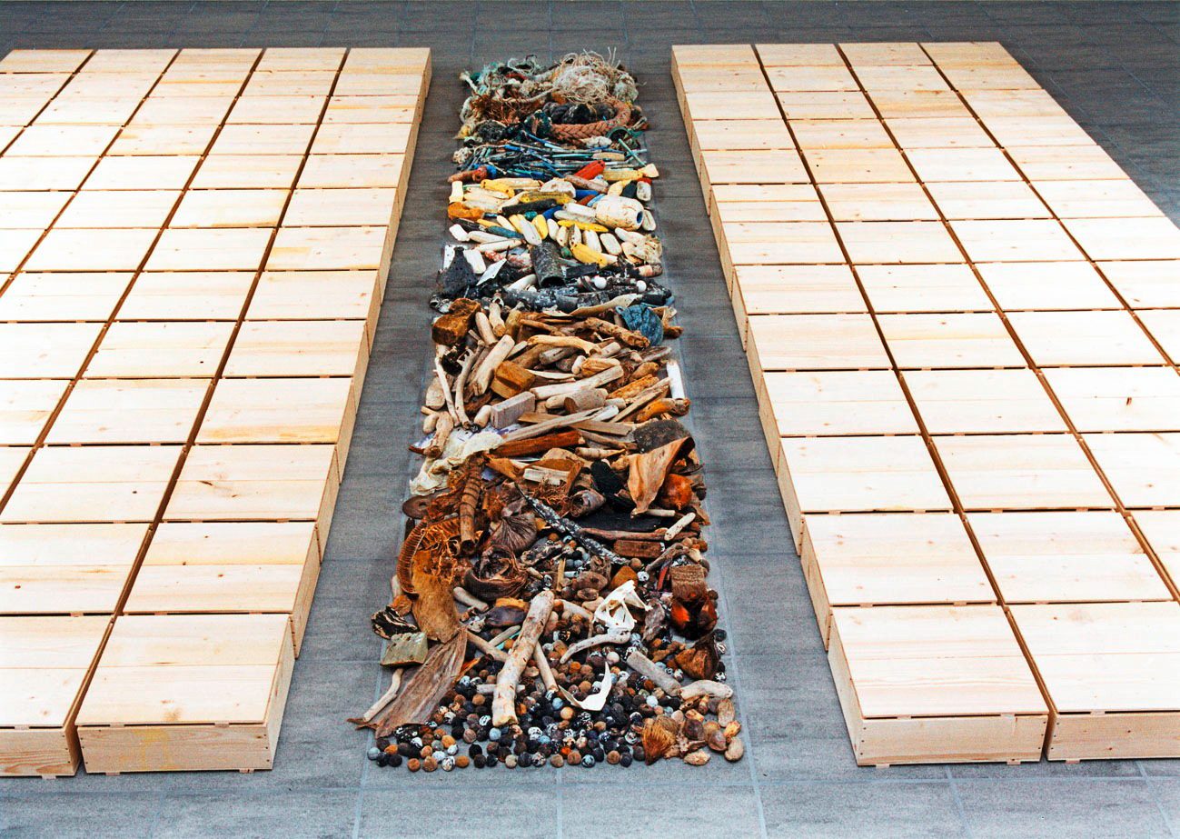 Galerie Kunstforum Winterthur 1999: Bodeninstallation. Gemeinschaftsarbeit mit Andreas Fritschi, Katharina Rapp: Strandgut aus Hawaii, Pflanzenteile, Holz, Knochen, Plastik, Seile, Andreas Fritschi: Raster aus 118 Holzkisten (30 x 40 cm), Werk aus de