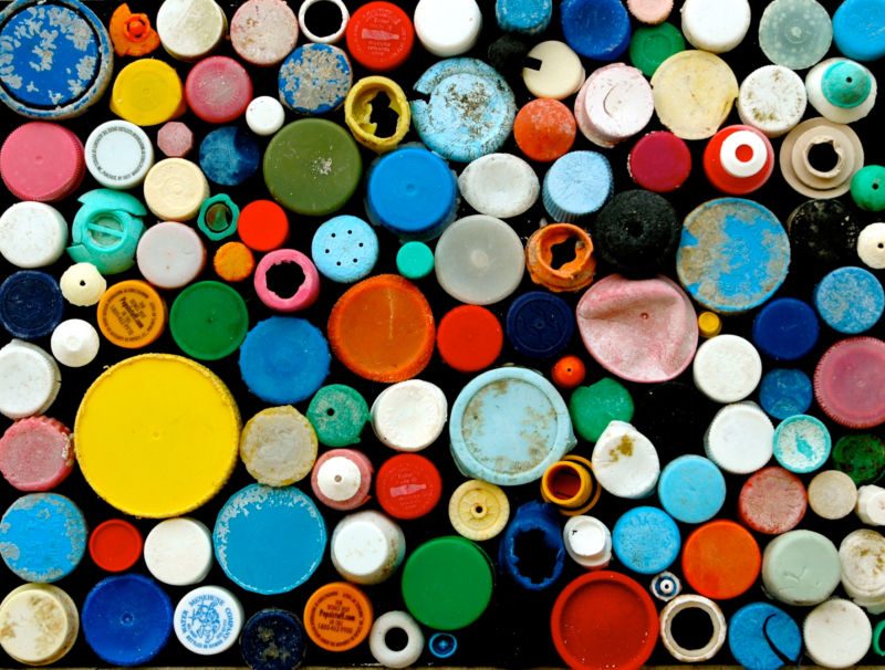 Flaschendeckel, 2009, 30 x 40 cm, Werk aus der Serie «Strandgut II»