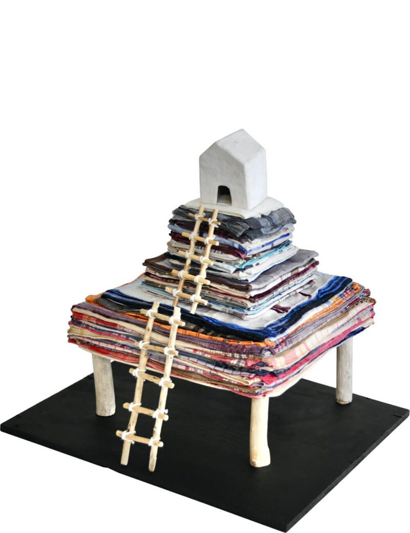 Taschentücher Stupa, 2021, Taschentücher, Kleister, Sperrholz, Schwemmholz, Karton, Papier, Farbe, ca. 31 x 34 x 27 cm, Objekt aus der Serie «Häuser IV»