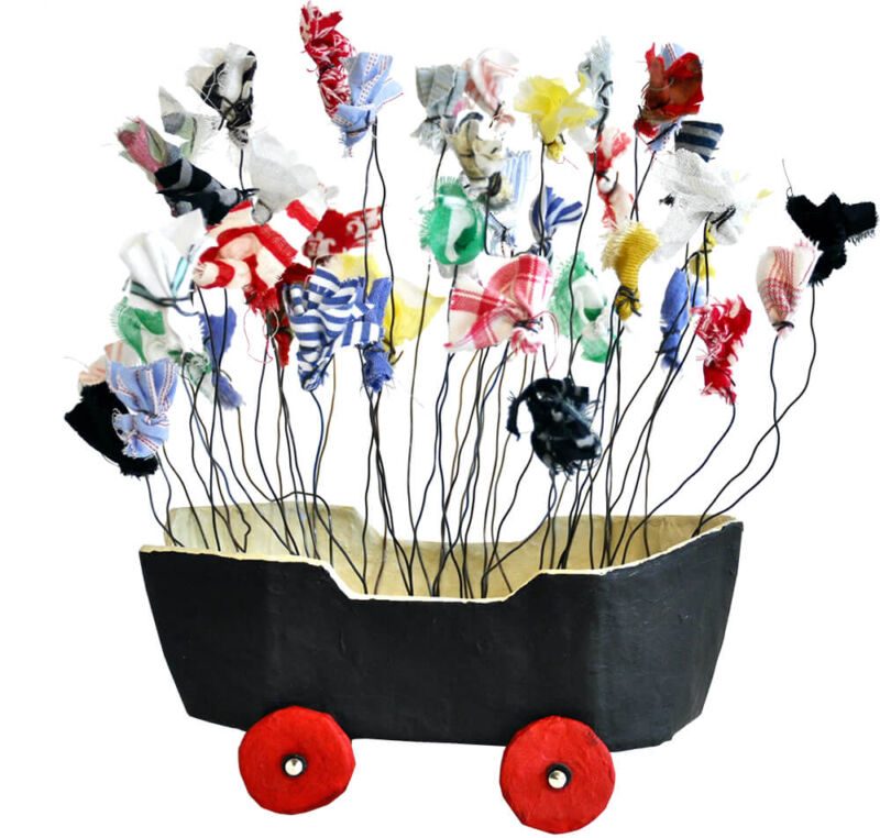 Kinderwagenschiffchen, 2021, Karton, Malerband, Draht, Stoffresten, Farbe, ca. 22 x 20 x 22 cm, Objekt aus der Serie «Häuser IV»