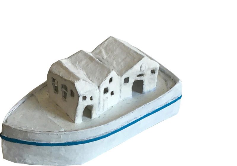 Spitalschiff, 2020, Karton, Papier, Leim, Farbe, ca. 18,5 x 40 x 20 cm, Objekt aus der Serie «Häuser IV»